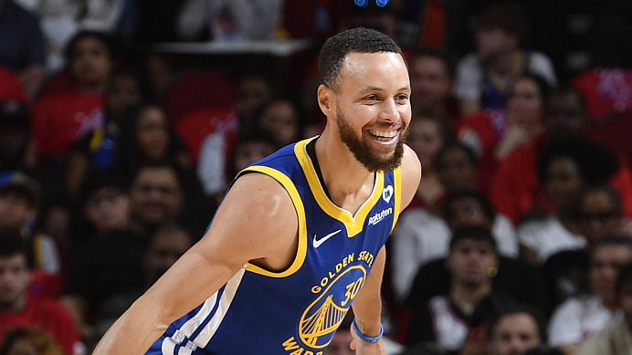 Kaiyun Sports官网库里在C9比赛中比赛局势复杂，反败为胜引发热议！上演精彩一战(库里首节9中9)