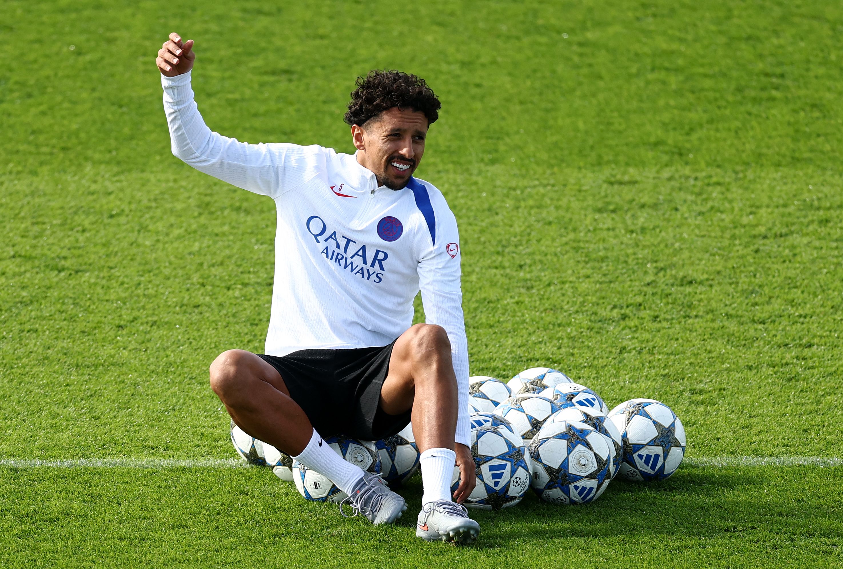 开云体育赛事直播关于巴黎圣日耳曼发布备战花絮，冲刺阶段回应争议，英超任务艰巨，年轻球员得到机会的信息